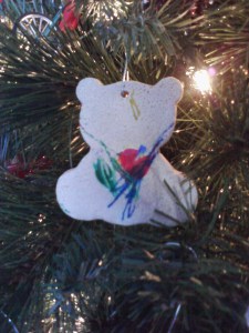 I love this teddy bear Honest Girl decorated. It almost looks like he's holding a rose!